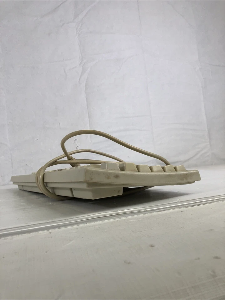 VNTAGE Chicony KB-2961 Keyboard GOOD USED CONDITION TESTED AND WORKING  - Image 2 of 4