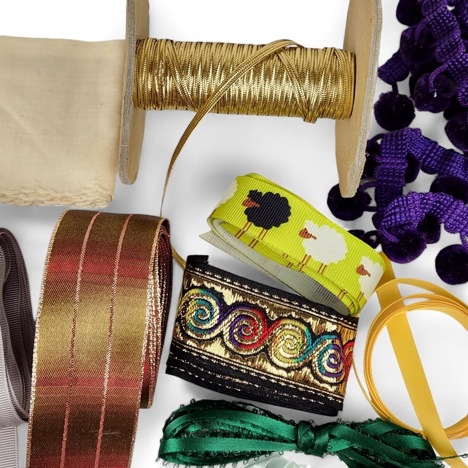 Lote de pompones con ribete de cinta dorado satinado metálico tamaños y colores surtidos oveja Foto 4 de 4