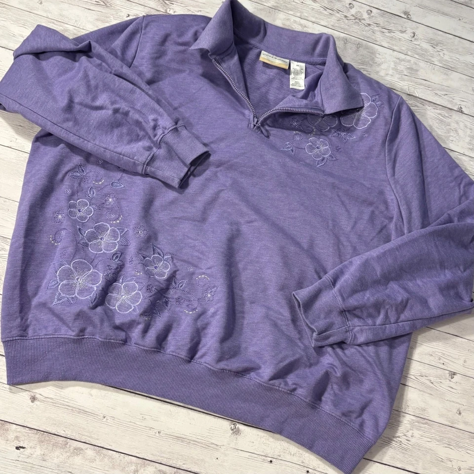 Moletom feminino Alfred Dunner roxo floral quarto de zíper 2X bordado casual - Imagem 4 de 4