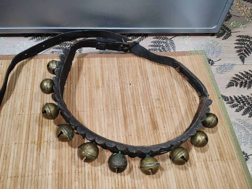 Ancien Collier cuir avec 10 grelots  Pour Cheval 🐎 A Saisir  - Photo 2/4