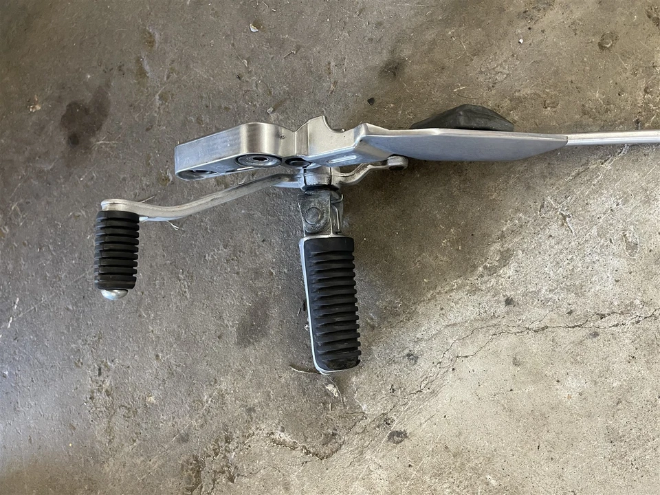 Yamaha FZ-1 FZ1 FZS1000 01 02 03 04 05 OEM Juego trasero izquierdo clavija reposapiés enlace de cambio Foto 2 de 3