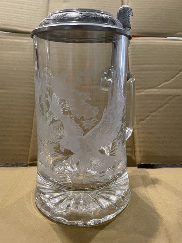 Taza de cerveza Stein de vidrio Eagle grabado con tapa de peltre