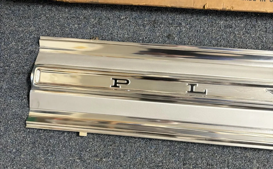 1965 年普利茅斯 Fury III 车厢尾门装饰面板 2526202 NOS — 第 3/4 张图片