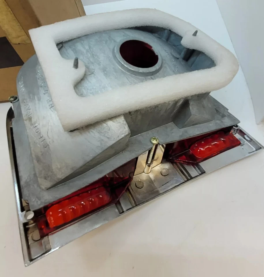 Conjunto de lámpara trasera derecha Plymouth Belvedere 1968 camioneta satélite 2853536 nuevo en stock Foto 3 de 4