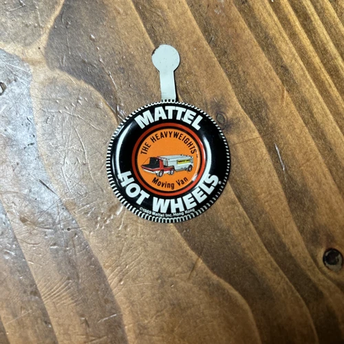 VINTAGE HOT WHEELS REDLINE THE HEAVYWEIGHTS MOVING VAN TINPLATE BUTTON BADGE