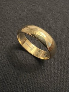 18ct Men’s Yellow Gold Court Wedding Band Size V.