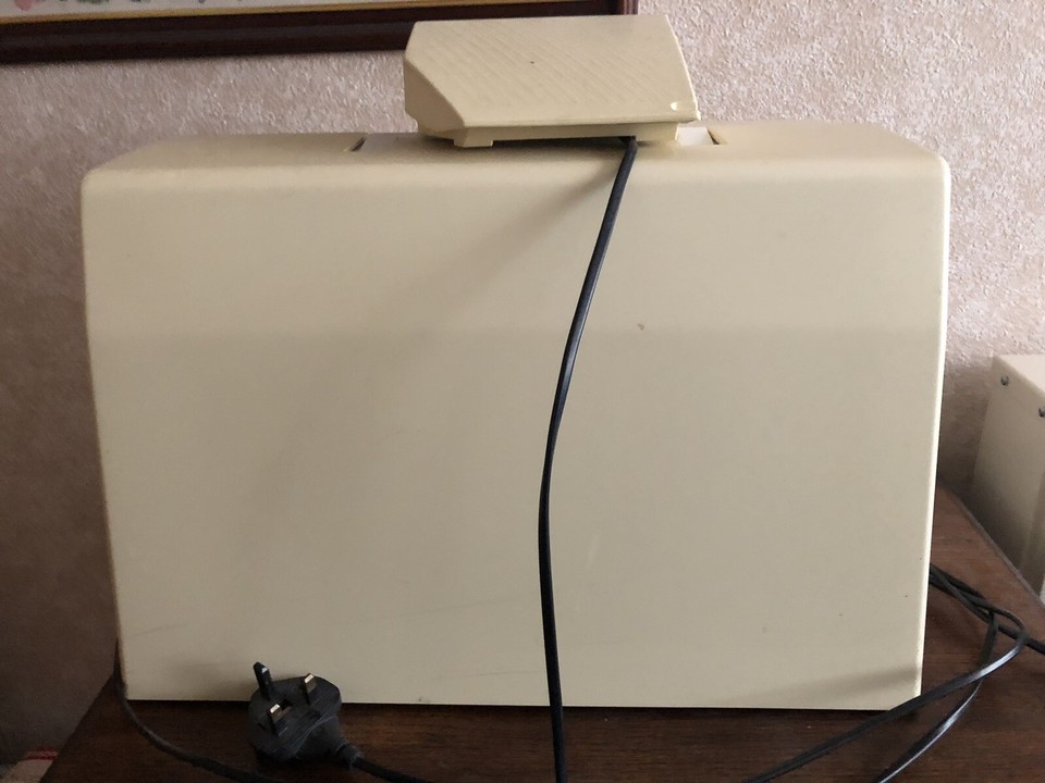 Husqvarna Viking 425 Freesia Computerised Sewing Machine With User’s