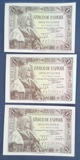 Trío de billetes correlativos sin circular de una peseta de 1945. P128. SC / UNC