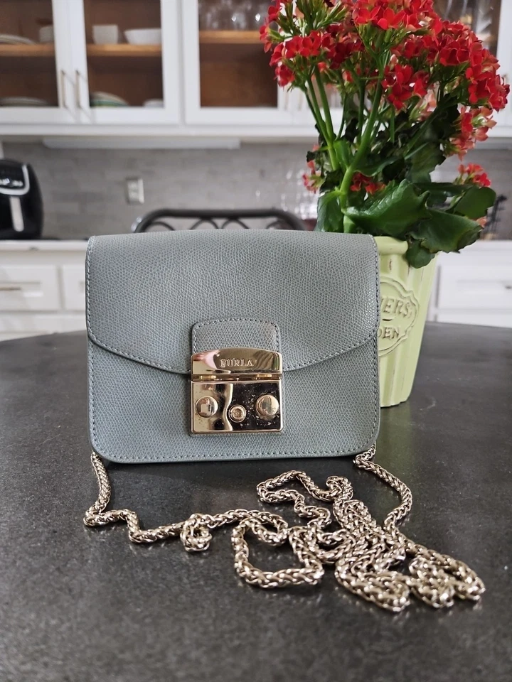 Bolso Bandolera FURLA Metropolis Mini Cadena Cuero Gris x Herrajes Dorados Foto 2 de 4