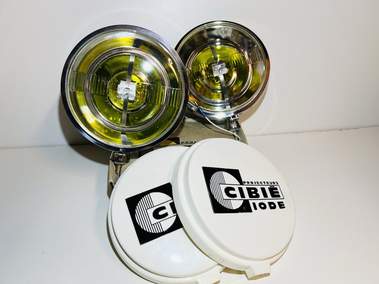 Phares longues portées Cibié 45 pour habiller votre youngtimer de collection