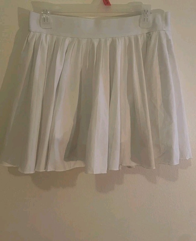 TNA Pleated White Tennis Skirt EUC M Medium ARITZIA Tna Action Skort 