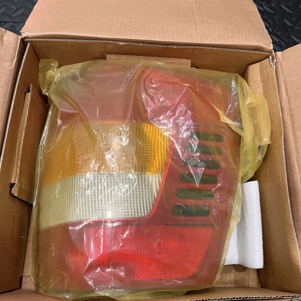 Rare Jeep Taillight Grand Cherokee 1999 - 2001 Right - Driver Side New Open Box - Image 2 of 4
