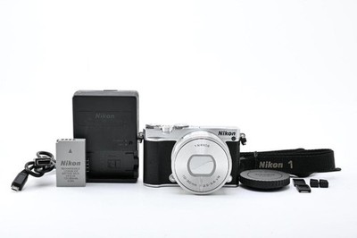 Nikon 1 J5 Spiegellose Kamera 20,8 MP 4K mit 10-30 mm Objektiv Hervorragend F...