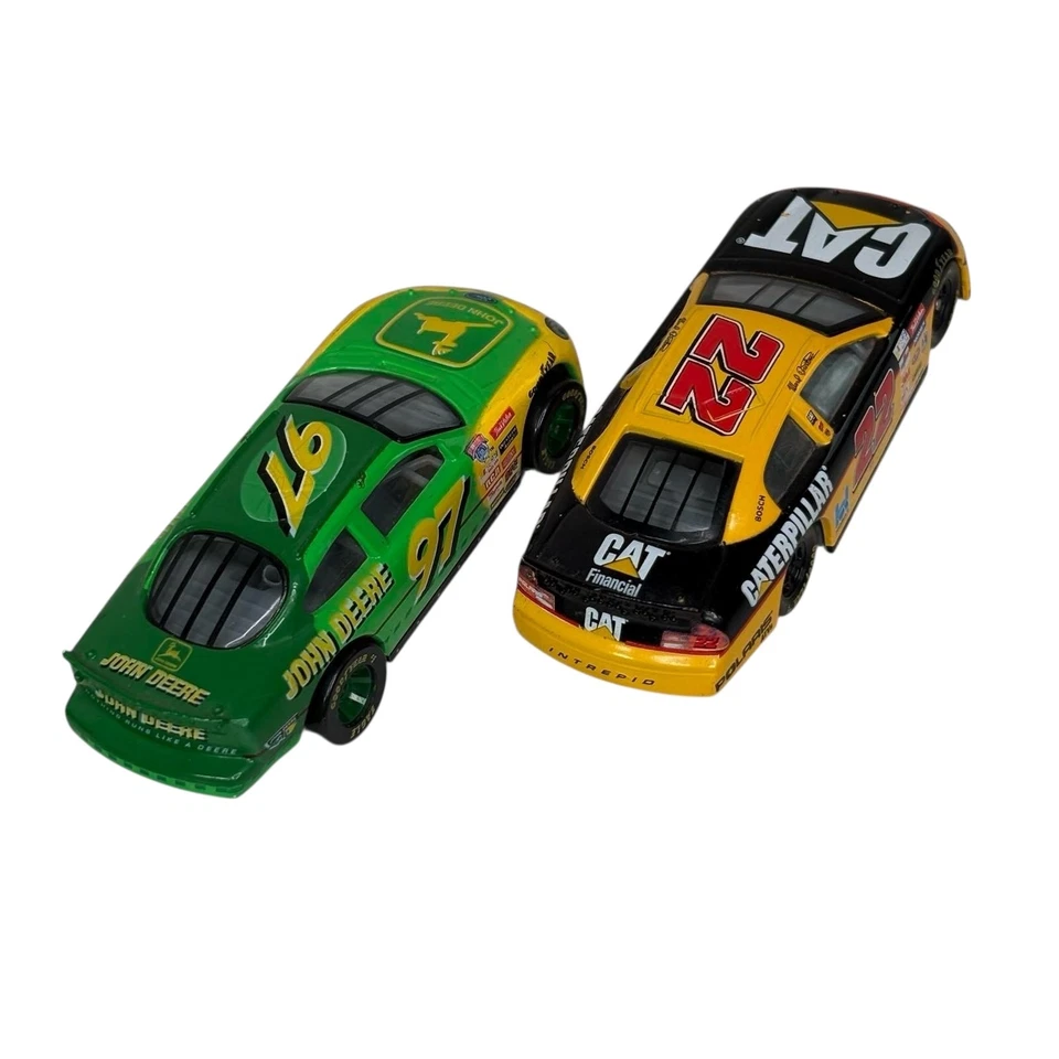 Lote de 2 autos diecast NASCAR 1:64 John Deere #97 Ford Taurus y CAT #22 Foto 2 de 4