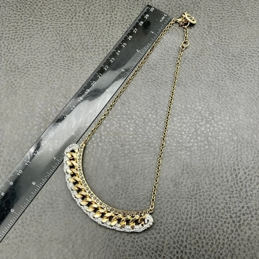 Collar con babero Jessica Simpson tono dorado estrás media luna cordón gris Foto 3 de 4