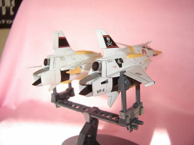 Macross Flash Back 2012 VF-4 Valkyrie RETPPU 1/72 Model Kit - ROBOTECH - Image 4 of 4