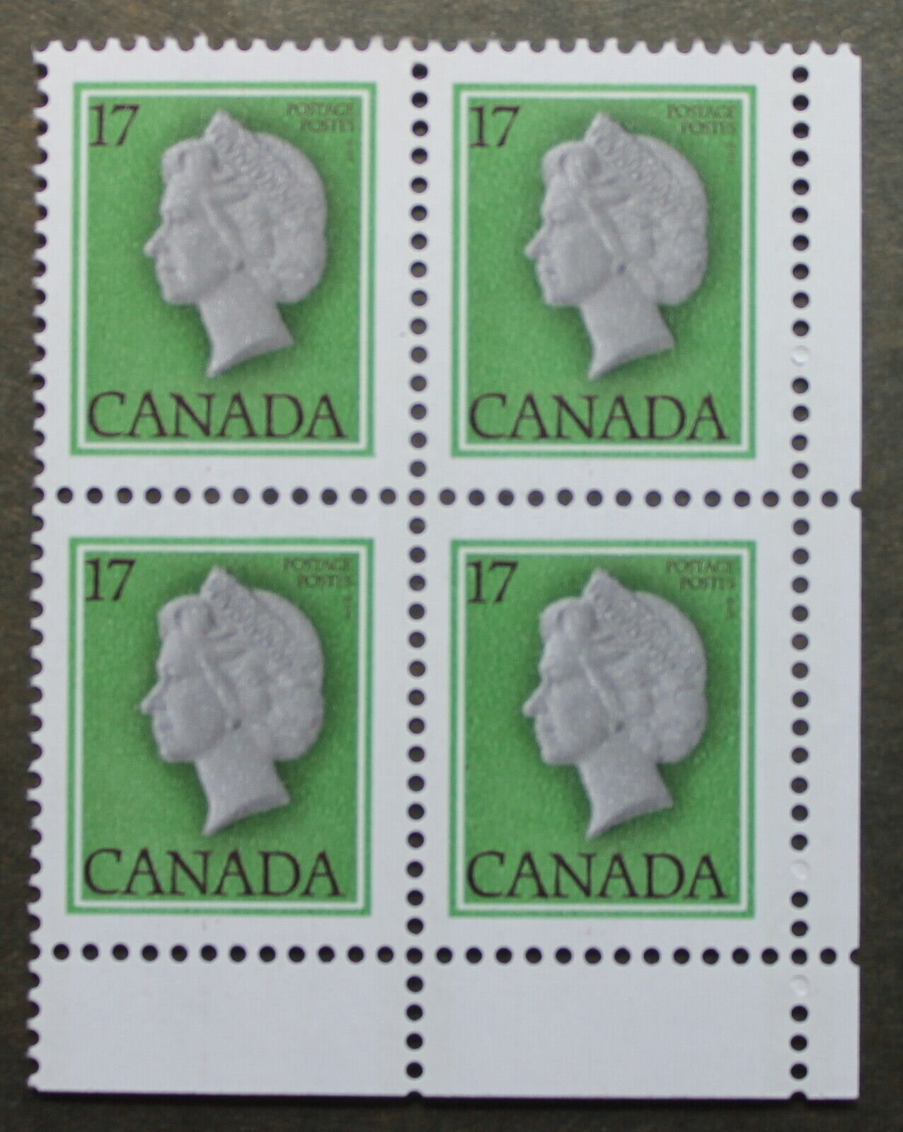 Canada 17 cent stamp 1977-1982 Corner Queen Block MNH Price reduction Detroit Mall #789 El