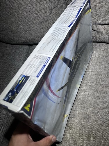 REVELL BLUE ANGELS F-18 HORNET MODEL KIT SEALED BOX 1/48 SCALE 85-5820 - Bild 2 von 7