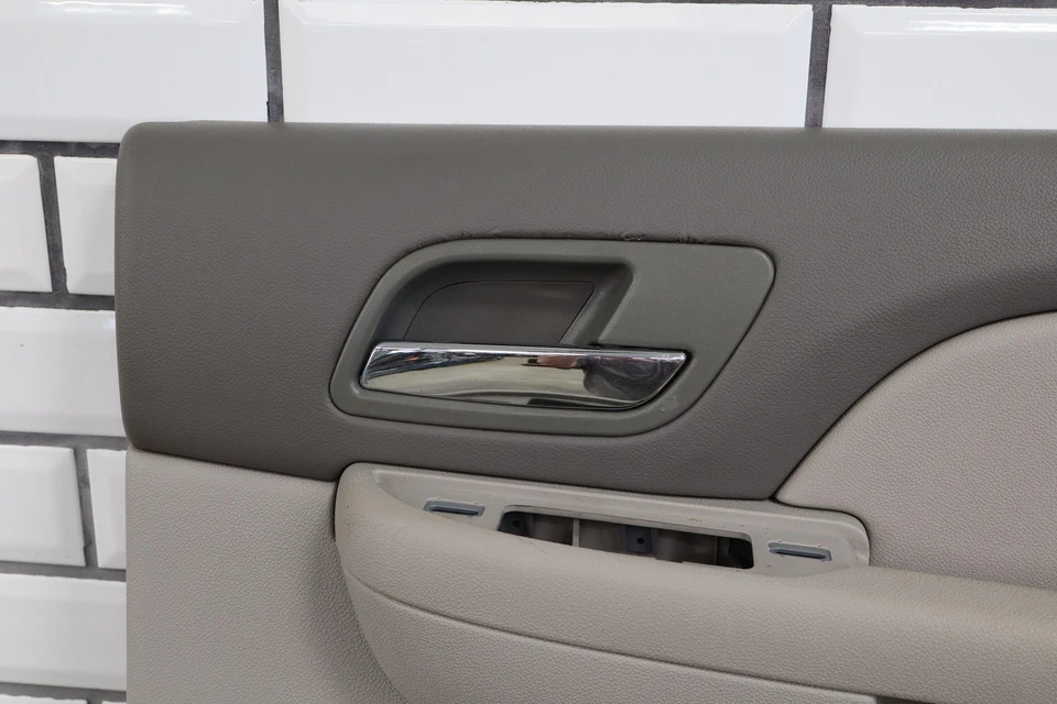 Правая задняя внутренняя дверная панель 07–09 Chevy Suburban GMT900 (титан 833) - Изображение 2 из 4