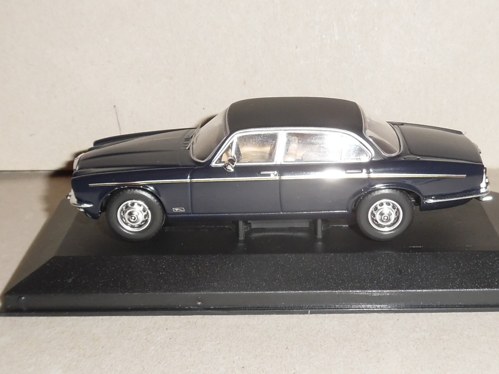 Corgi Vanguard VA13906 Jaguar XJ6 4.2L Dark Blue Limited Edition 1 of 1000