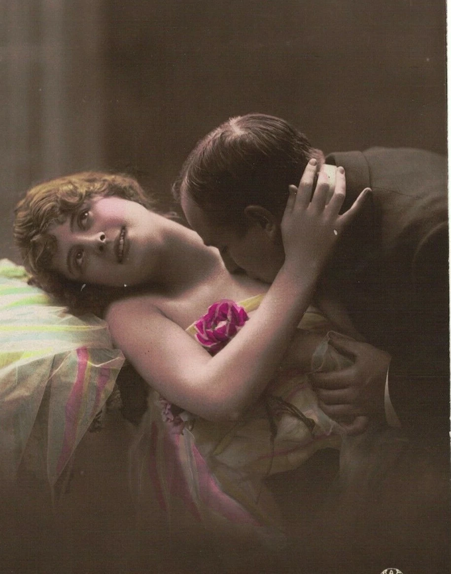 MD2993 RISQUE 1920 MAN KISSING THE NAKED BREAST OF HIS LOVER SEXY POSE RPPC  | eBay