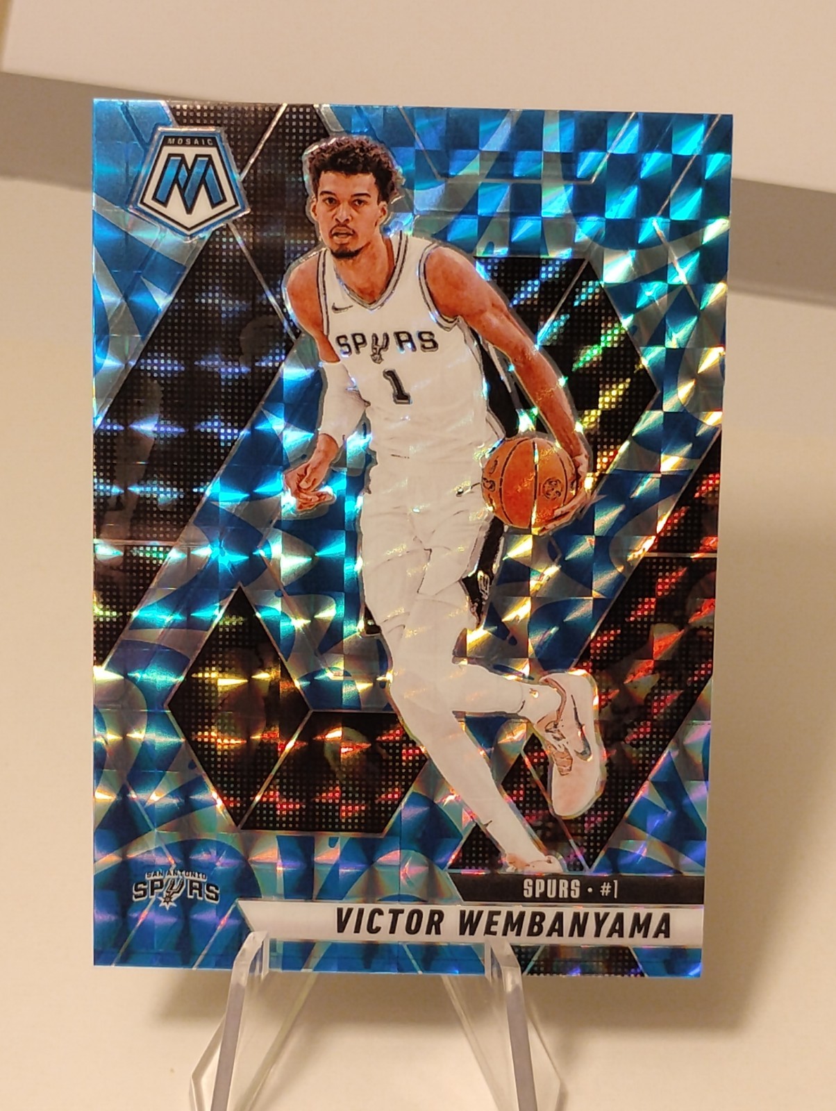 2024-25 Panini Mosaic - Victor Wembanyama #31 Reactive Blue Mosaic Prizm