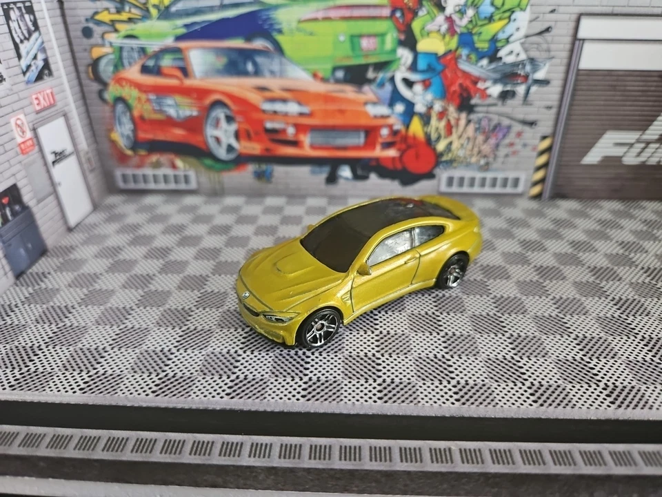 Hot Wheels BMW M4 oro diecast coleccionable champú luces traseras error! Poste combinado Foto 2 de 4