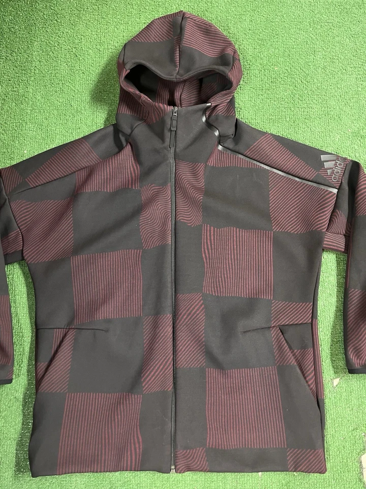 Moletom Adidas ZNE quadriculado masculino tamanho XL borgonha e preto com zíper completo - Imagem 2 de 4