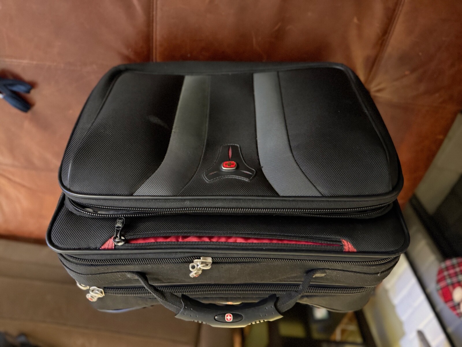 Swiss Gear roller travel bag | Great Condition | for laptops up to 15&rdquo;