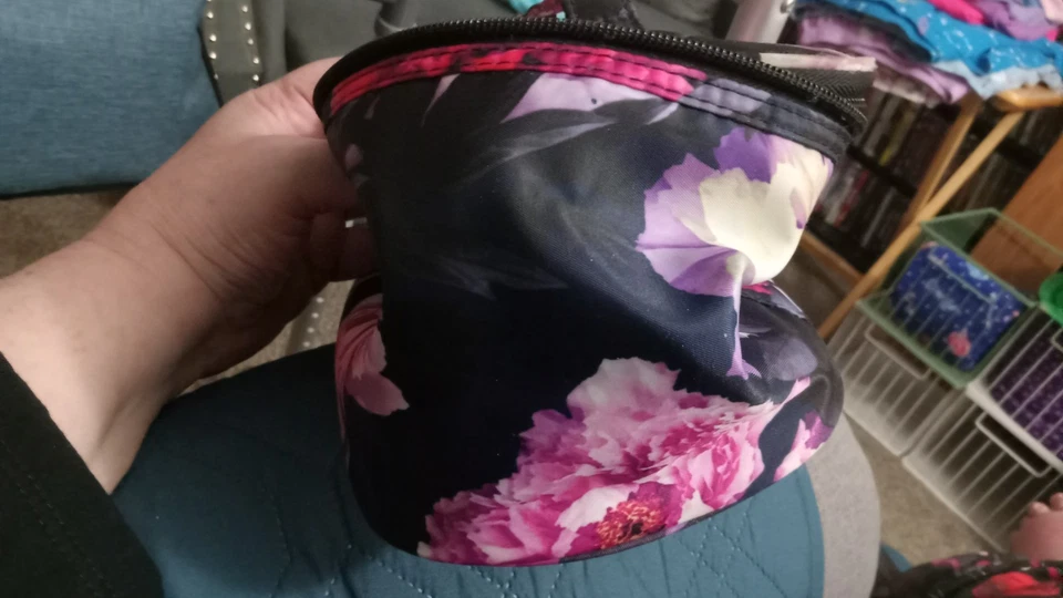 MODELLA 11"x5 3/4"x5 1/4" LARGE COSMETIC BAG BLACK BACKGROUND W/FLORAL PRINT - Image 3 of 4