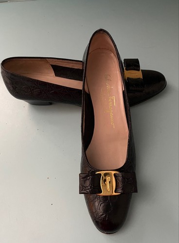 Salvatore Ferragamo 8 AAAA Boutique Bow Vara Pumps BLACK CROC Made in Italy