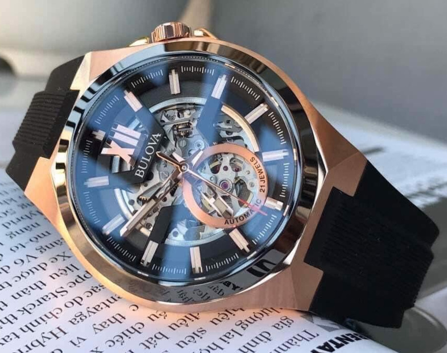 Orologio da uomo Bulova Marine Star con cinturino in silicone quadrante nero al quarzo 96B337 100M