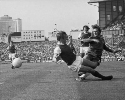 John Roberts Arsenal Attempts Block A Shot Ian Hutchinson Chelsea A M 1970 PHOTO