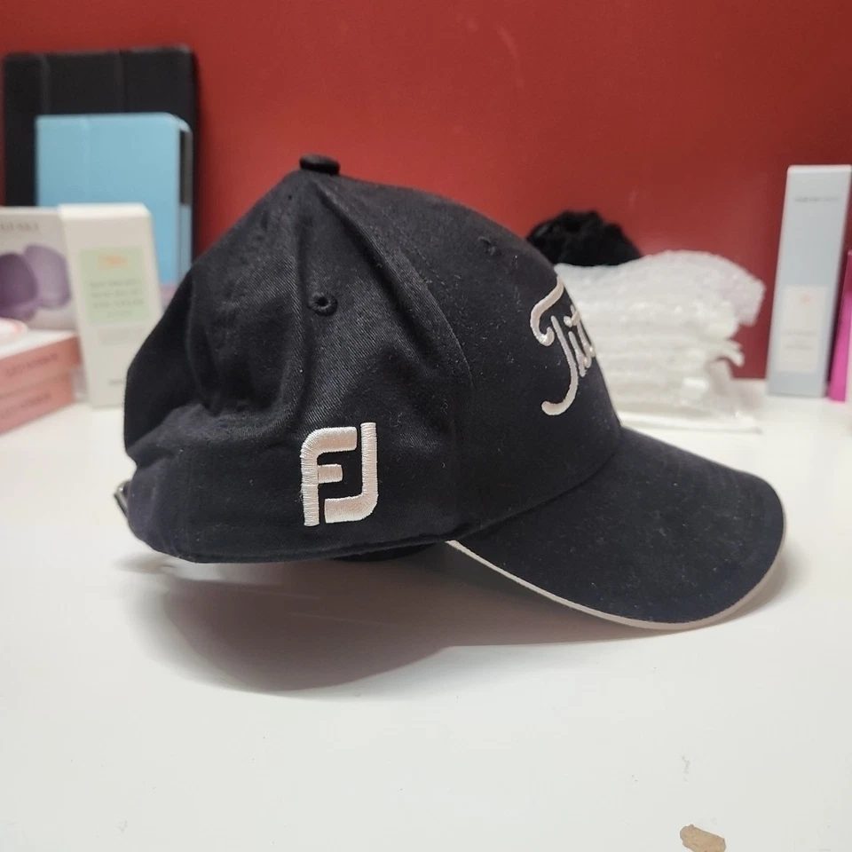 Gorra de béisbol FootJoy para hombre talla M-L negra ajustada con logotipo de Titleist Foto 2 de 4