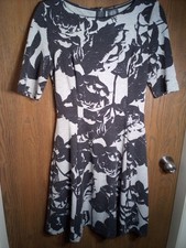 Vince Camuto Black & Gray Floral Fit & Flare Short Sleeve Dress Size 8 Beautiful