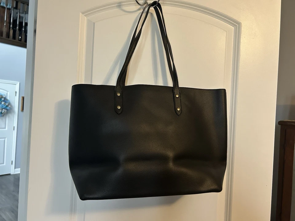 Bolso de hombro Coach grande de cuero negro Foto 2 de 4