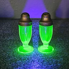 Ribbon pattern Uranium Hazel Atlas Glass Company Salt & Pepper Shakers VTG