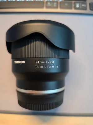 TAMRON 24mm f/2,8 Di III OSD M1:2 für Sony FE Vollformat