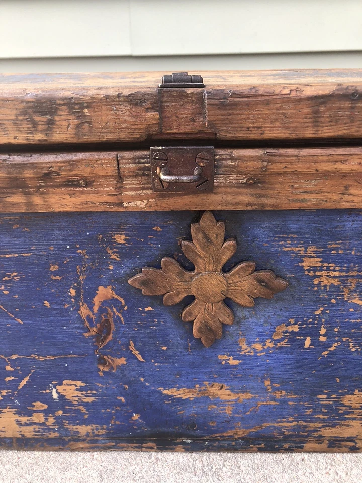 Antiguo baúl noruego rústico/primitivo de pino envejecido 1860-1890 Foto 2 de 4