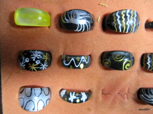 Lot 37 Vintage Modern Art Reverse Hand Painted Lucite Rings Assorted Sizes - Picture 6 of 10