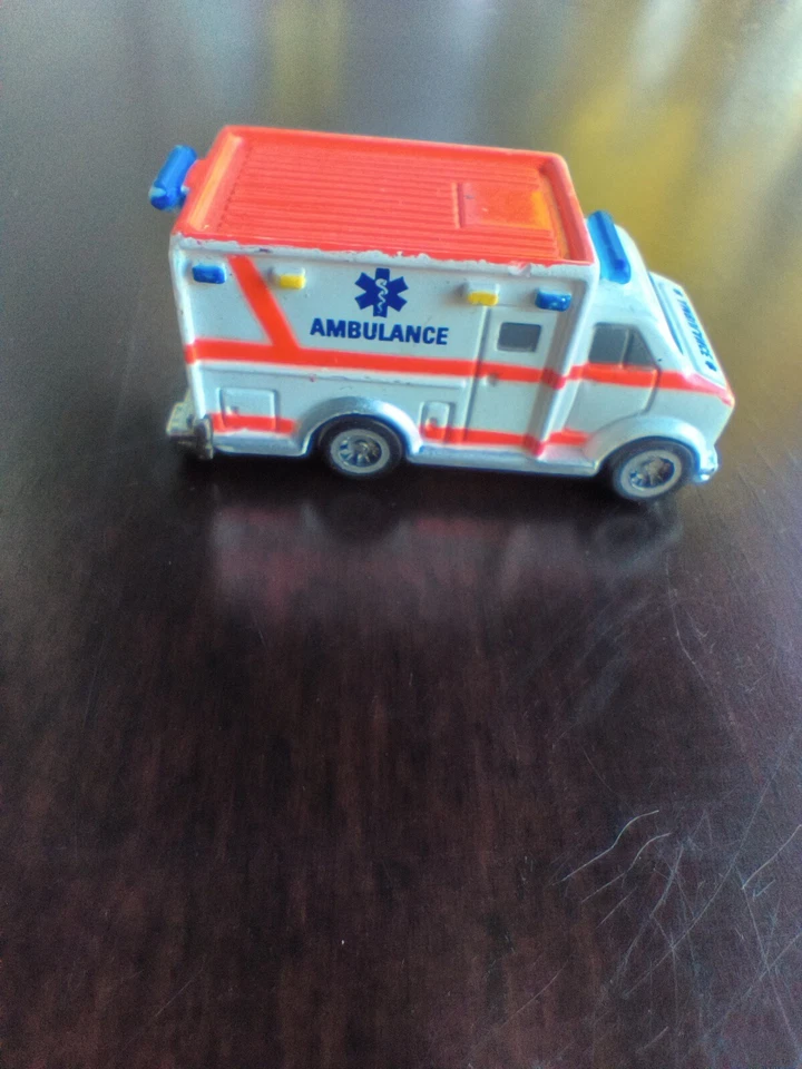 Vintage 1997 Hot Wheels Planet Micro Machines Mini Ambulance EMS Paramedic Toy - Image 2 of 4