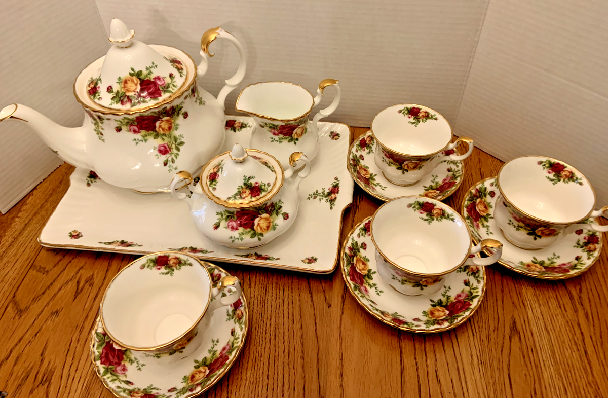 Royal Albert Old Country Roses Bone China Tea Set And Large Tray