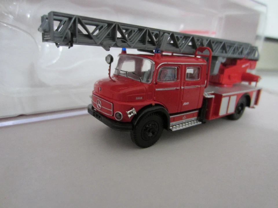 BREKINA 47070 MERCEDES BENZ L 1519 en modelo FIRE es PLÁSTICO - HO o escala 1:87 Foto 2 de 4