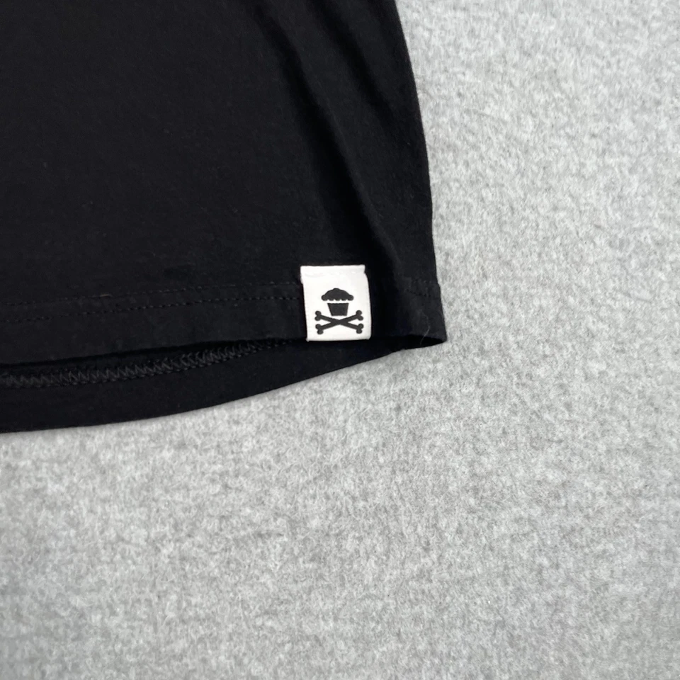 Camiseta Johnny Cupcakes 2XL Negra Blanca Gráfica Logo Estampado Informal Para Hombre Foto 2 de 4