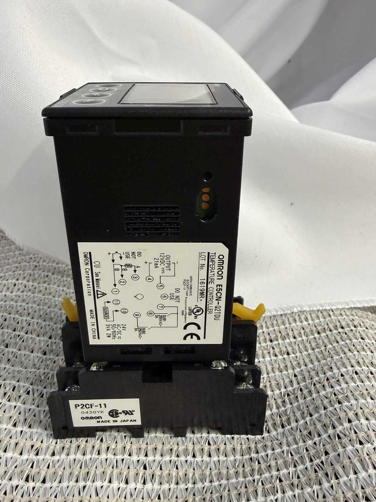 Omron E5CN-Q2TDU Temperature Controller 24V AC/DC PID w/ P2CF-11 Socket tested