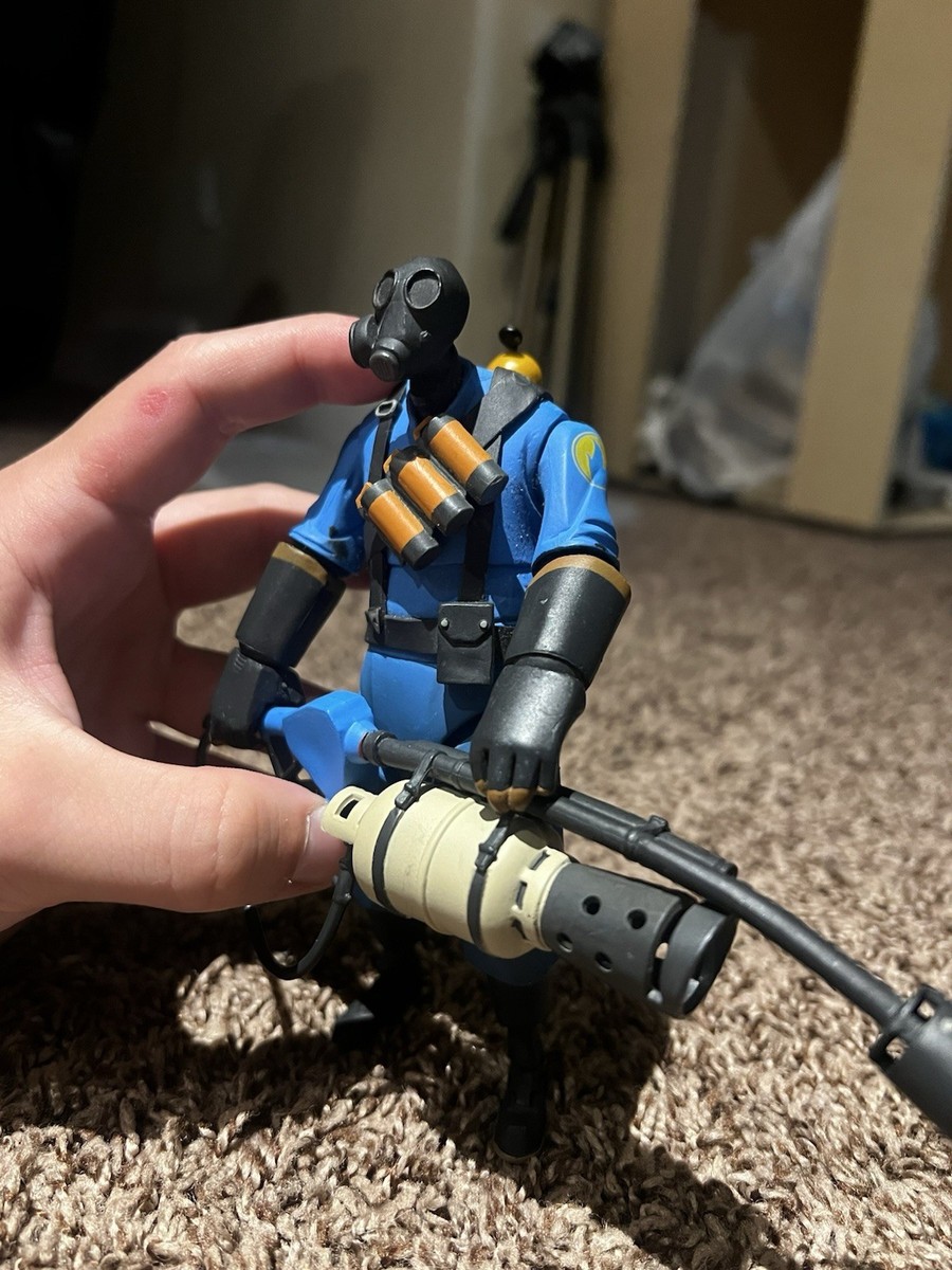 TF2 Pyro Figure NECA BLU Ver. ONLY 10,000 units worldwide No Box