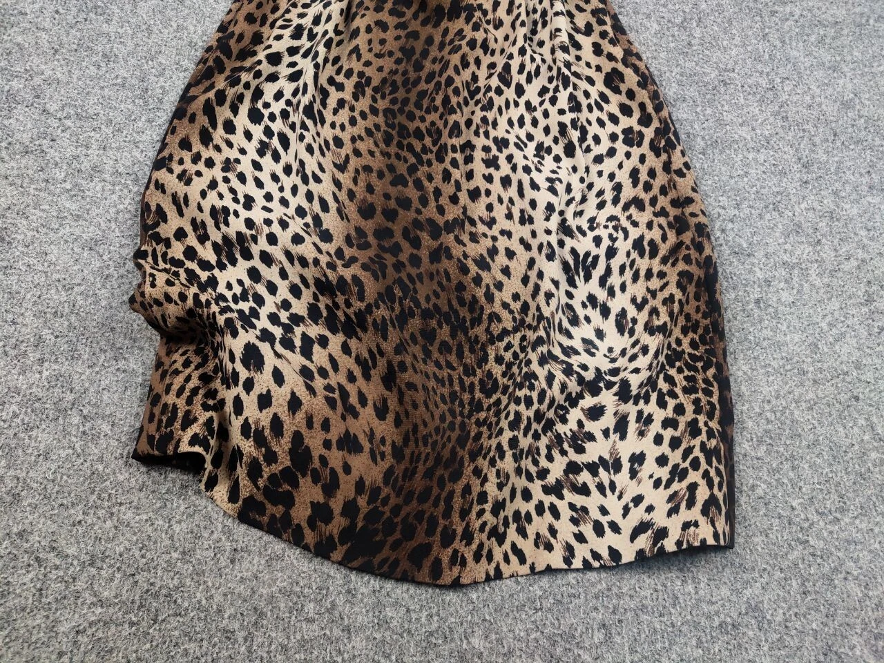 Abito corto sexy vintage anni 90 Moschino Jeans stampa leopardata