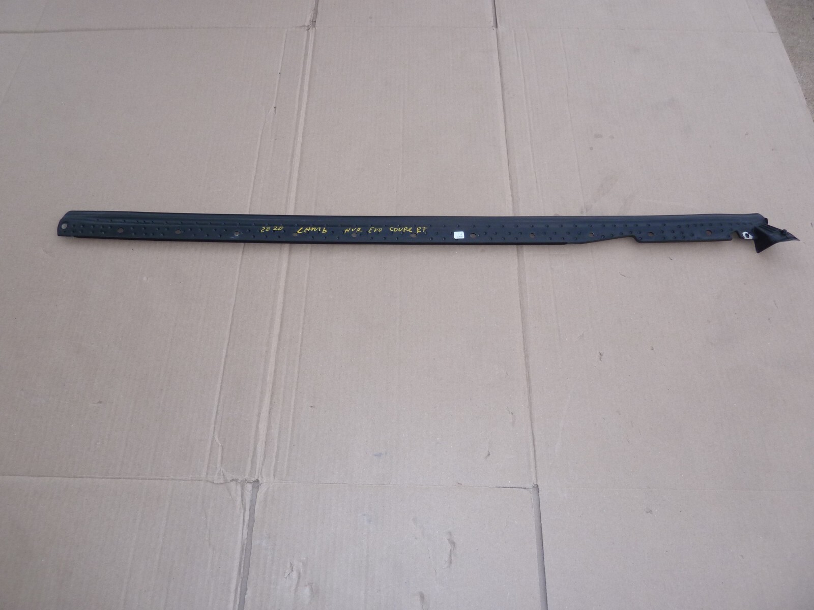 LAMBORGHINI HURACAN PASSENGERS DOOR GLASS RIGHT BELT MOLDING DEFLUXION SEAL
