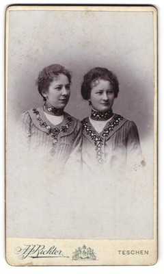 Fotografie J. Richter, Teschen, Scherschnikgasse 5, Zwei Damen in eleganter Kle 
