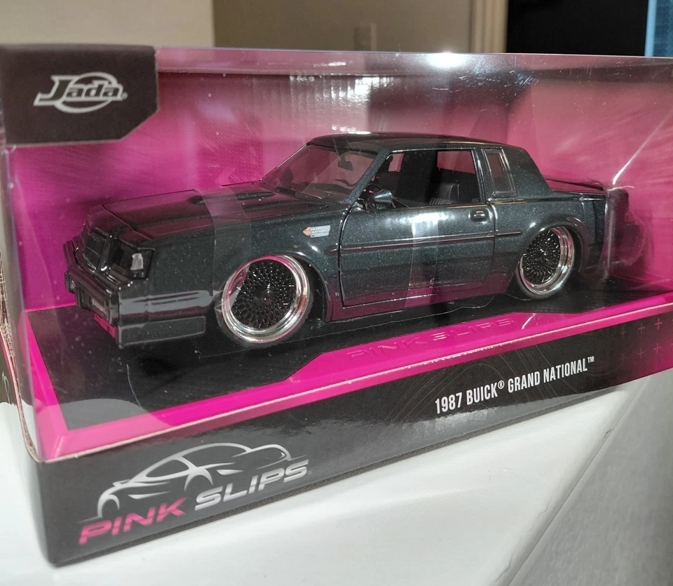 Chinelos rosa Jada 1987 Buick Grand National 1:24 - Imagem 2 de 2
